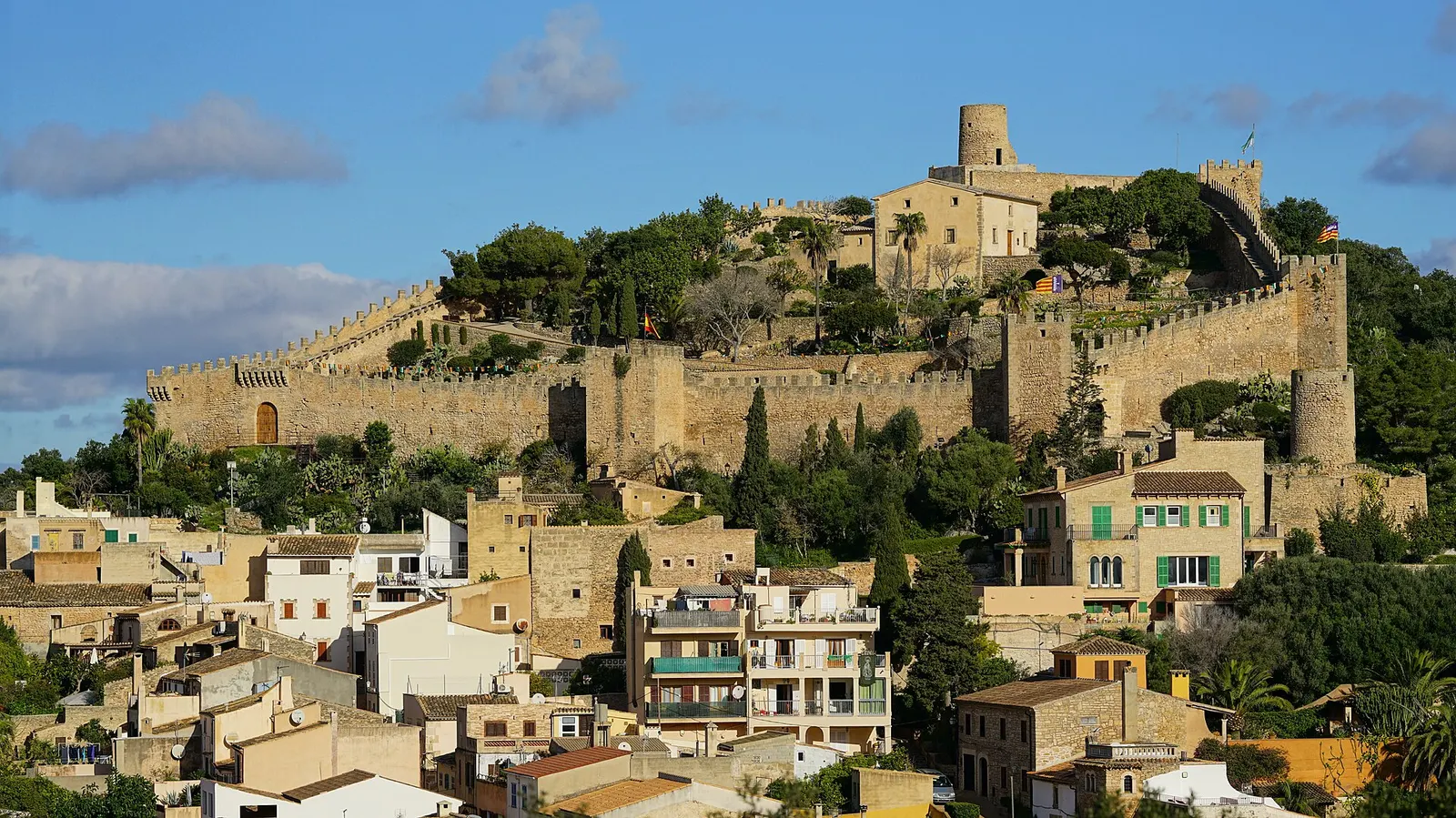 Las murallas del Castell de Capdepera sobre los tejados del pueblo