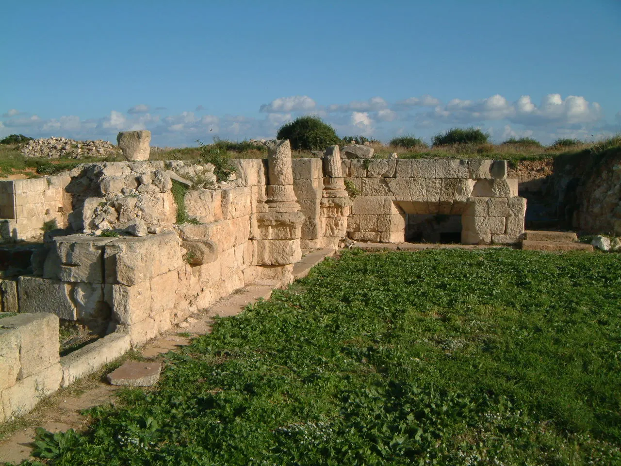 Las galerías y los muros de piedra que quedan del castell de Sant Felip