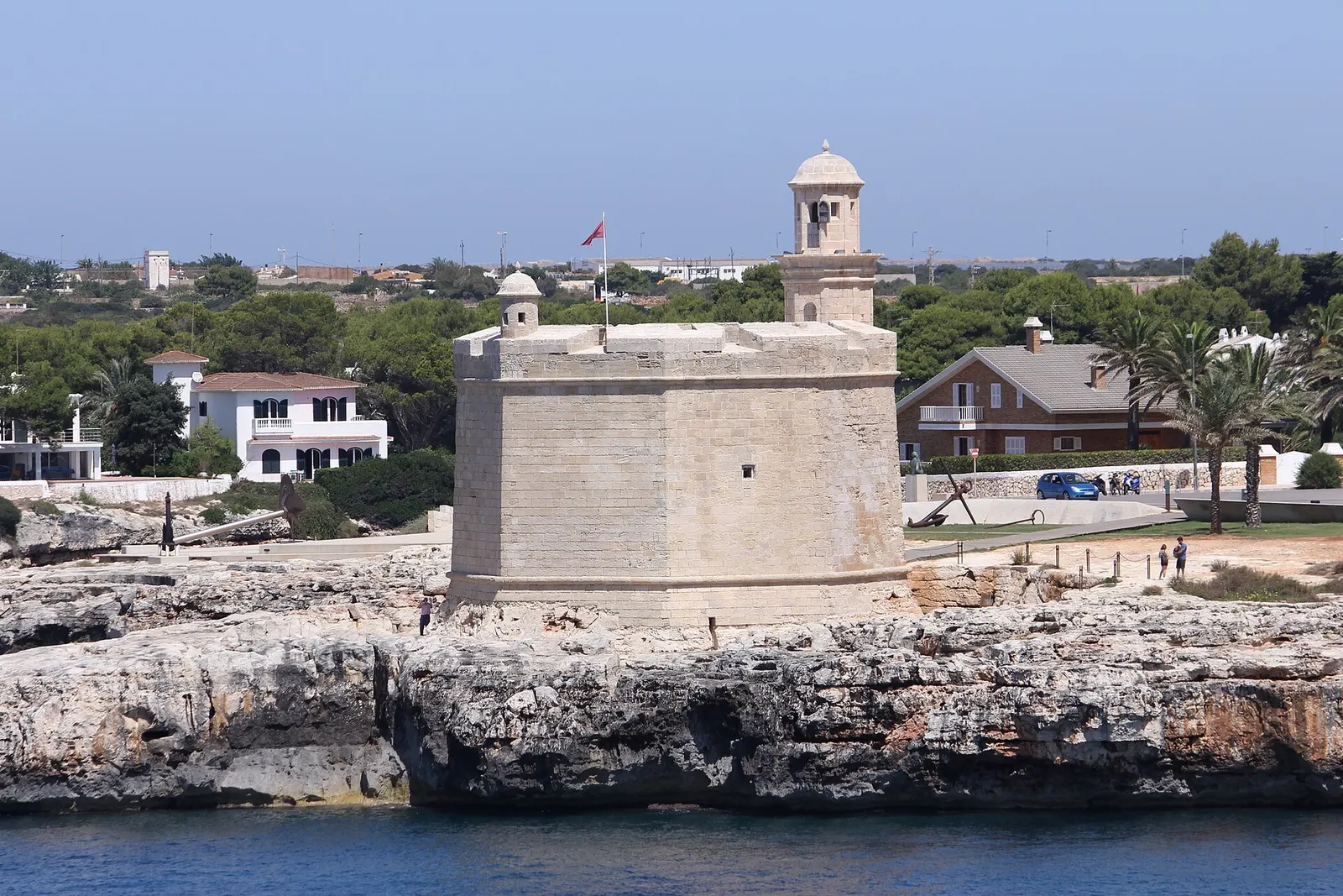 La torre del castell de Sant Nicolau sobre la roca, a la entrada del puerto de Ciutadella