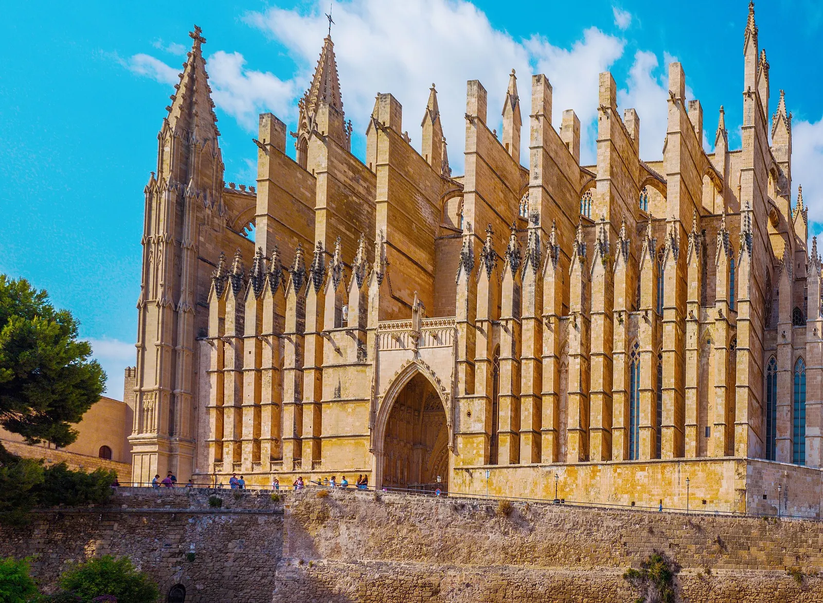 El costado gótico de la catedral de Mallorca, con sus arbotantes y pináculos