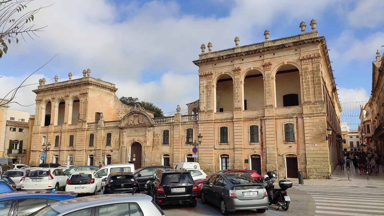 Os edifícios com arcadas da Plaça des Born de Ciutadella