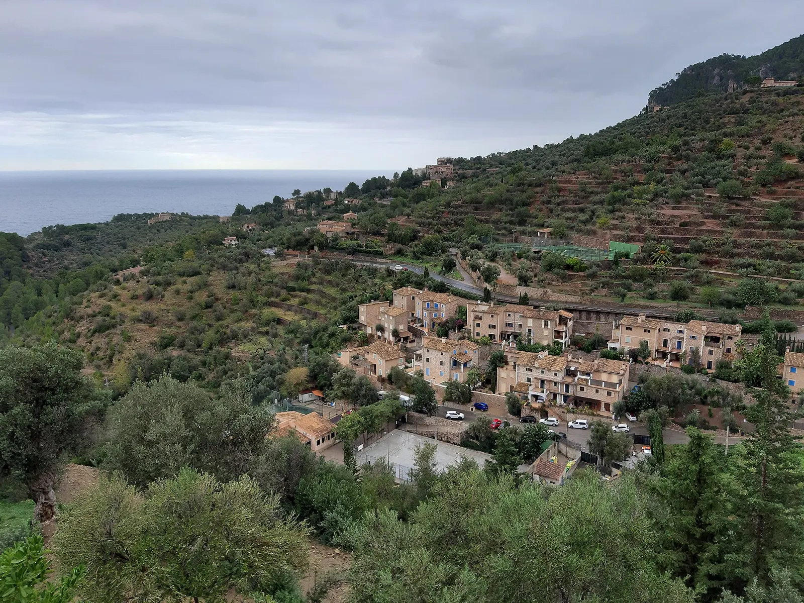 Vista de una parte del pueblo de Deià, con las casas de piedra escalonadas en la ladera