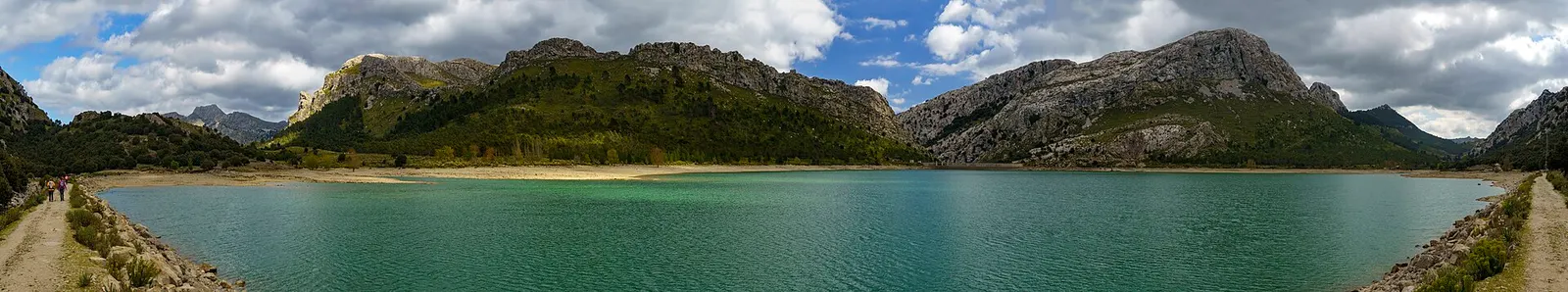 El embalse de Cúber, con el agua turquesa y las laderas de la Serra alrededor