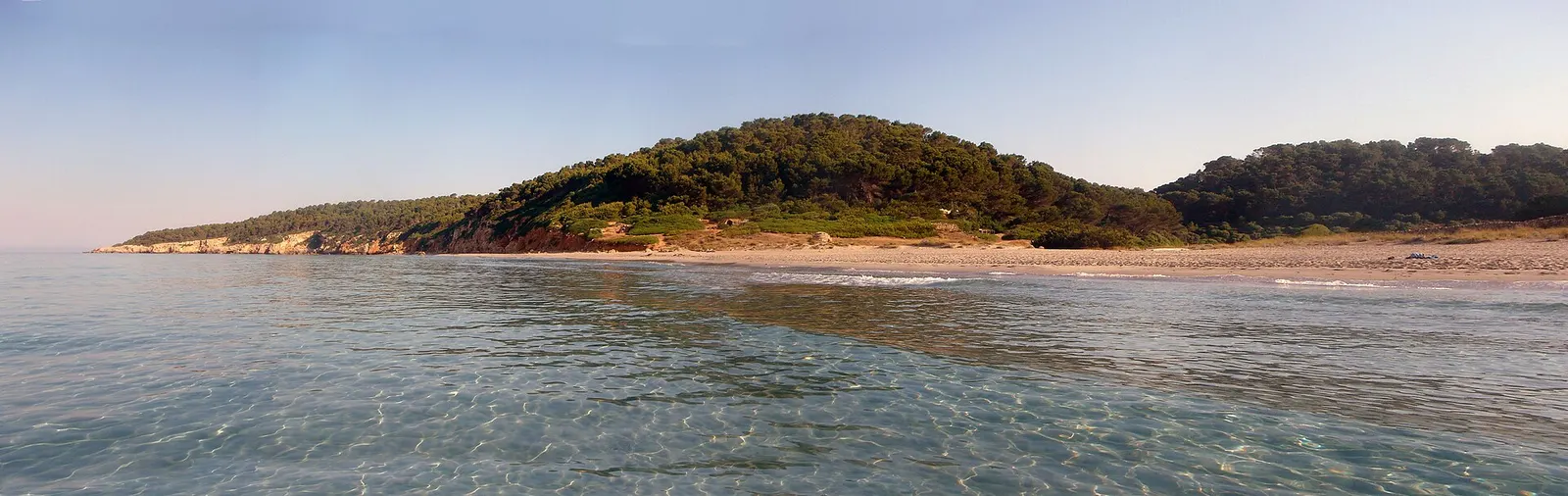 La costa de Binigaus, en el término de Es Migjorn Gran, con el arenal y el promontorio