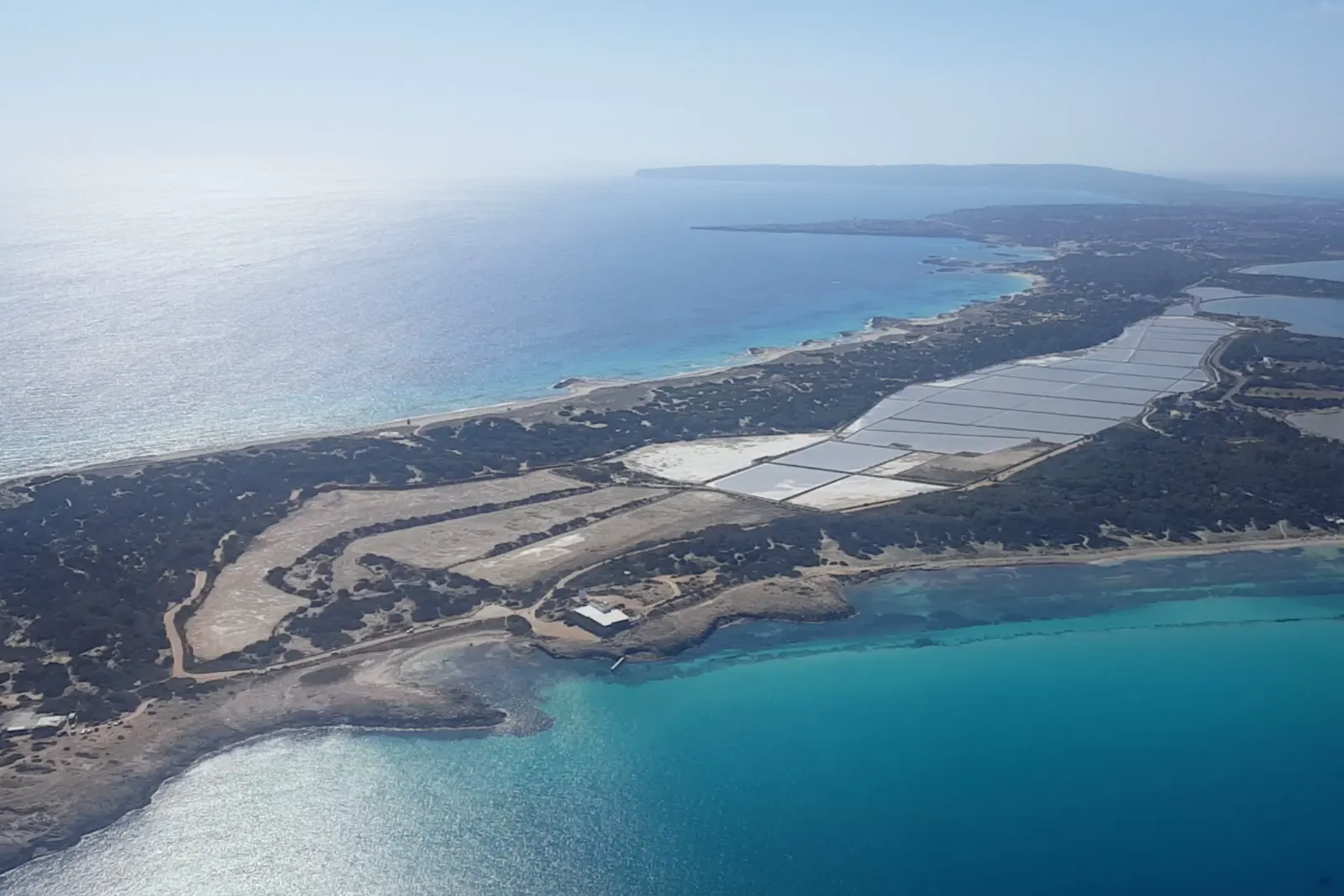 Vista aérea del Estany Pudent y las salinas de Formentera, con la lengua de arena y el mar al fondo