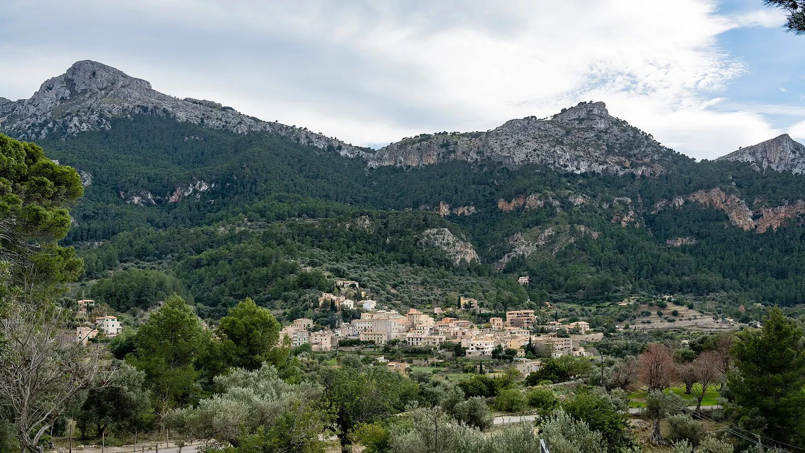 Estellencs con el Puig de Galatzó levantándose al fondo