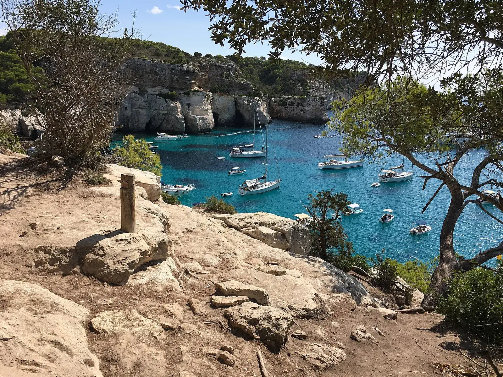 Veleros fondeados frente a Cala Macarella, en la costa sur