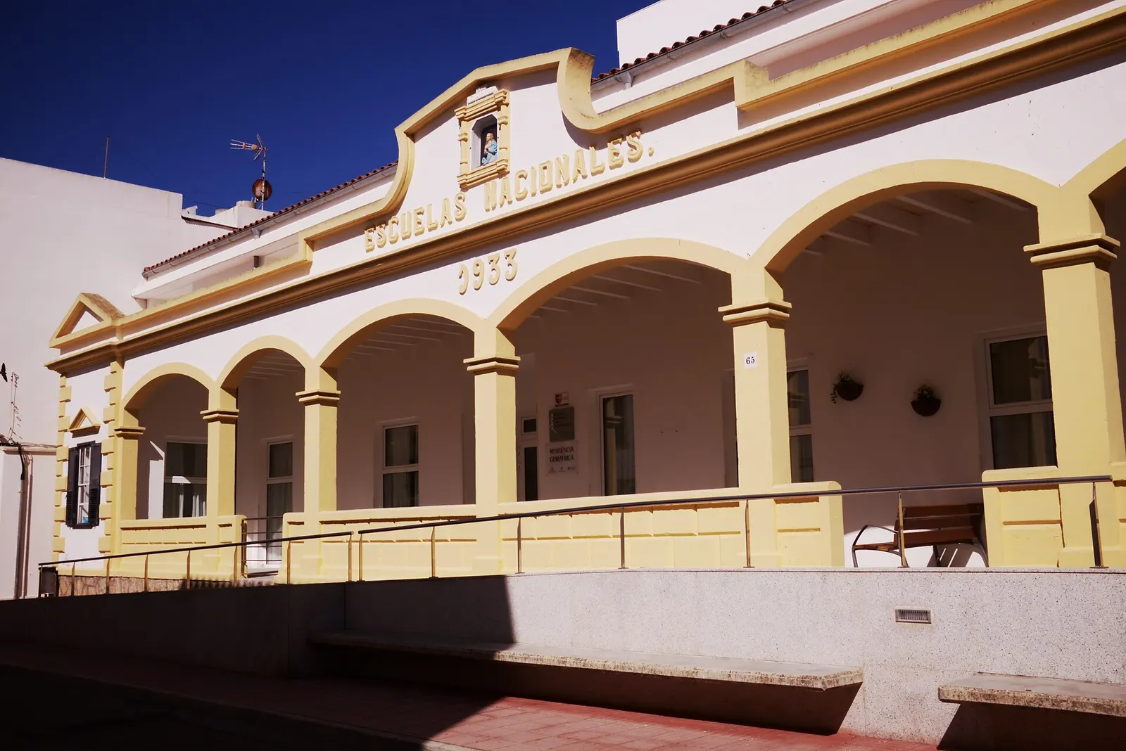 El edificio de las antiguas Escuelas Nacionales de Ferreries, de 1933