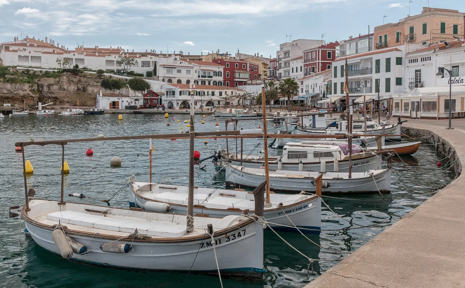 Las casas de Es Castell asomadas al agua, el pueblo al que pertenece la cala de Sant Esteve