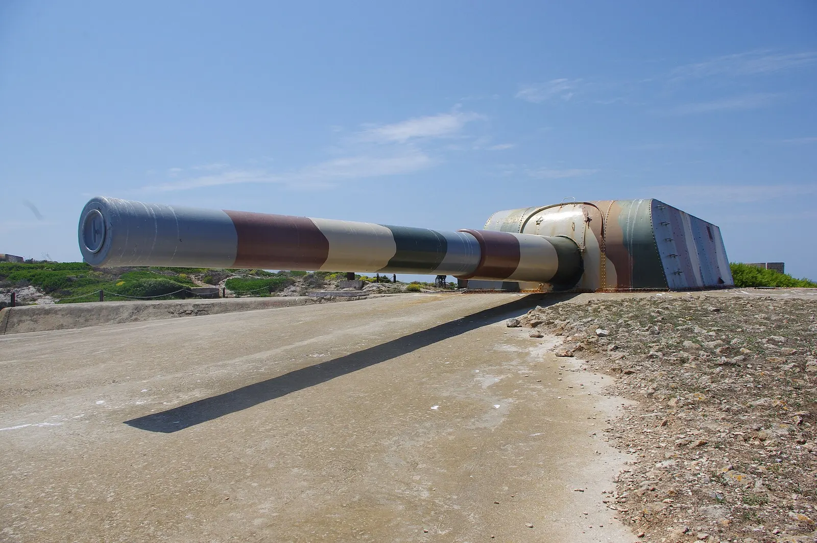 Um canhão Vickers da bateria de La Mola, com o seu tubo camuflado apontado ao mar