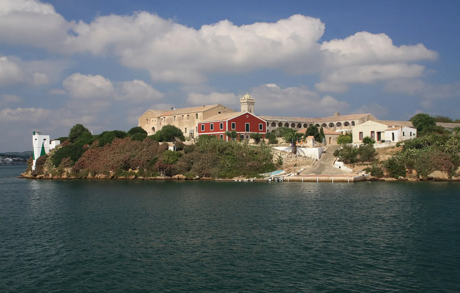 La Illa del Rei en el puerto de Maó, con el edificio rojo del antiguo hospital