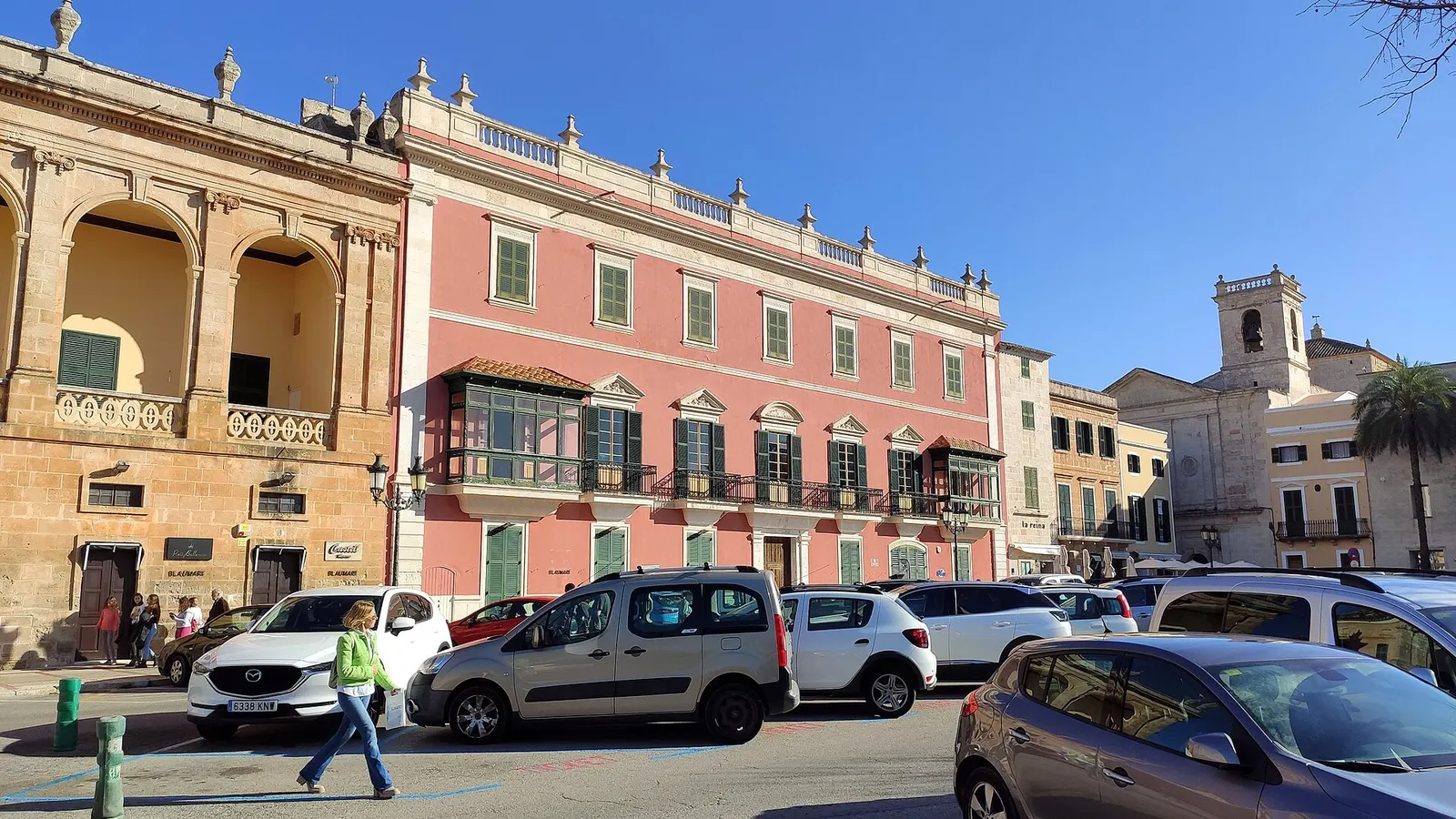 O palácio cor-de-rosa da Plaça des Born de Ciutadella