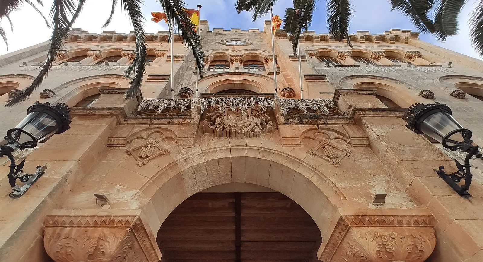 O arco de pedra da câmara municipal de Ciutadella, com as bandeiras