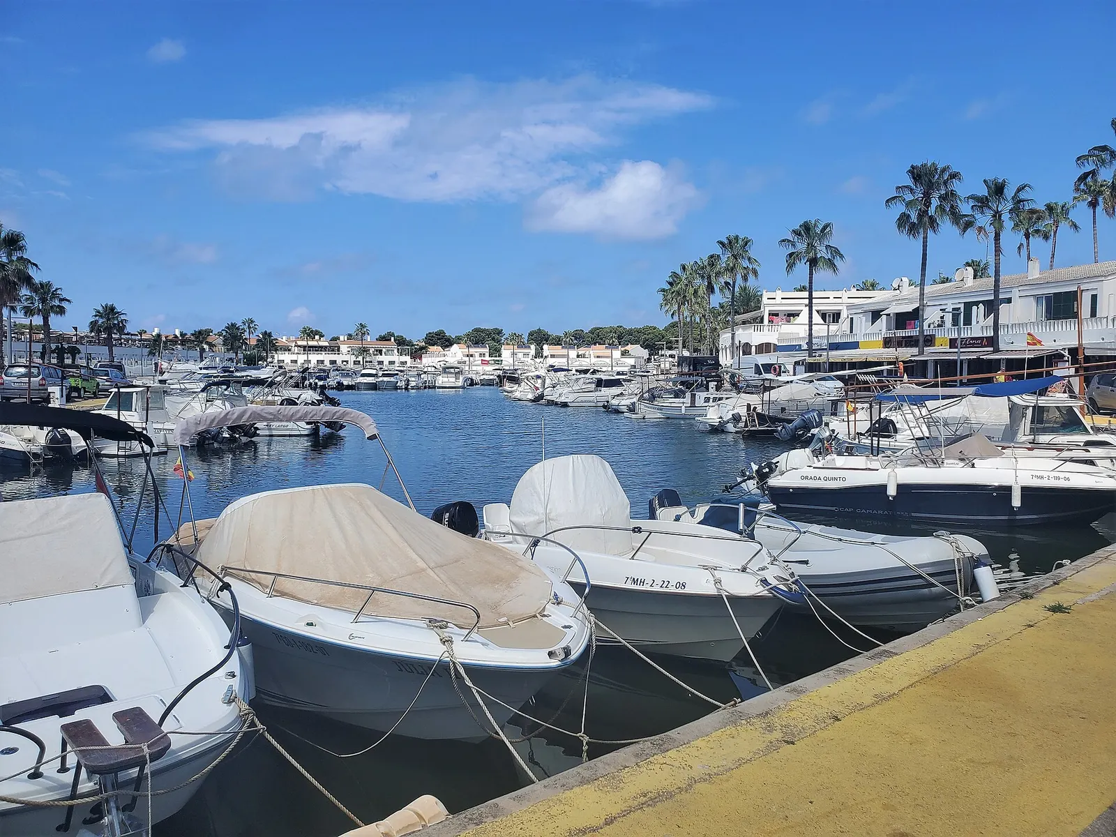 El puerto deportivo de Cala en Bosc con las embarcaciones amarradas