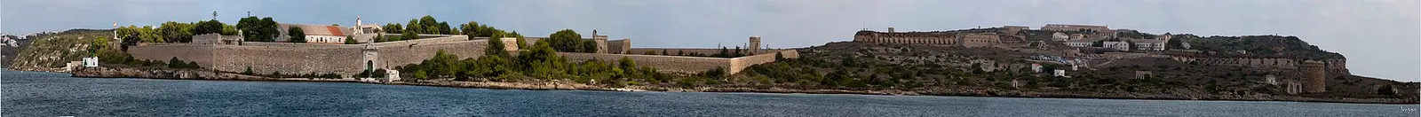 El puerto de Maó desde lo alto, con el Llatzeret y las embarcaciones fondeadas
