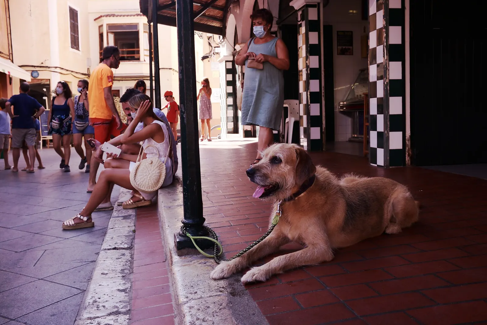 As arcadas do Mercat Municipal de Ciutadella, com gente à sombra