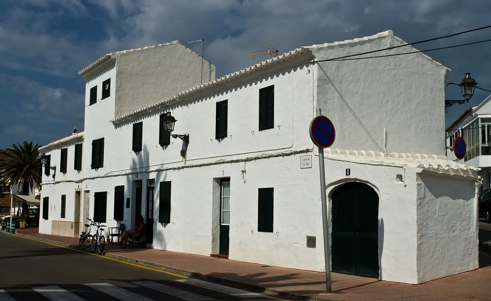 Casas blancas de Fornells asomadas al agua de la bahía