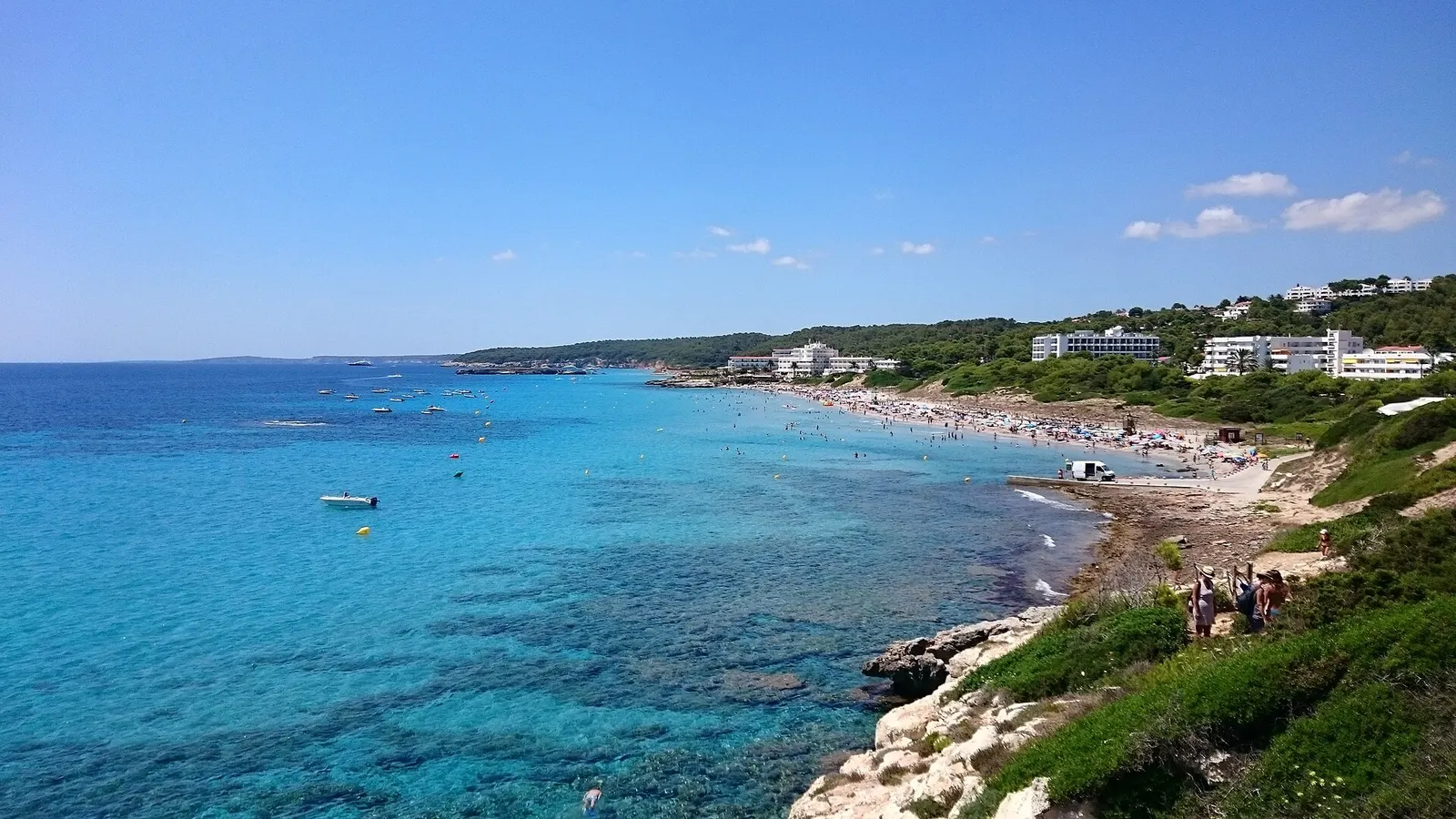 La playa de Sant Tomàs vista desde el mirador, larga y de agua turquesa