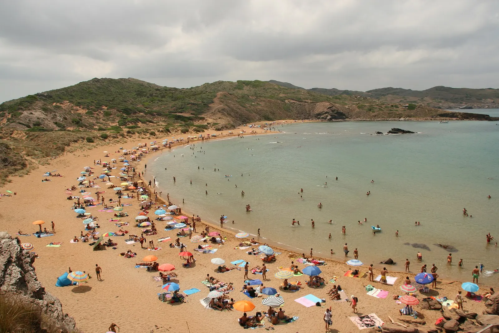 Las platges de Cavalleria, en cuyo extremo se abre la platja d'en Ferragut