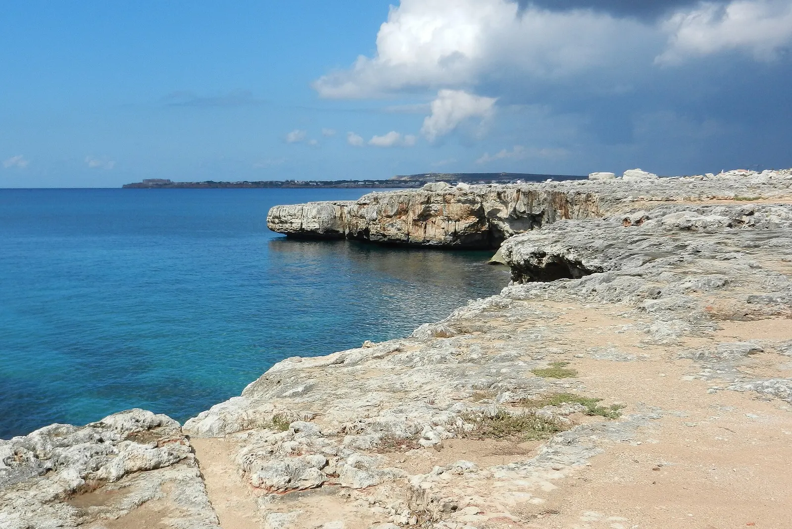 La plataforma de roca de la costa oeste de Ciutadella, batida por el mar abierto