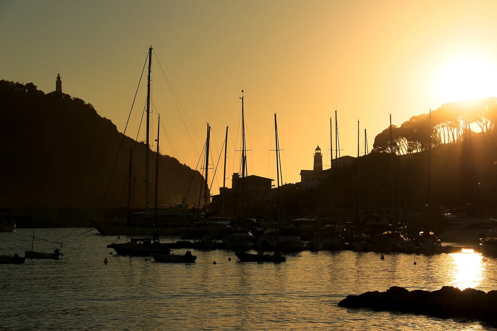 La bahía del Port de Sóller al atardecer, con el agua en calma