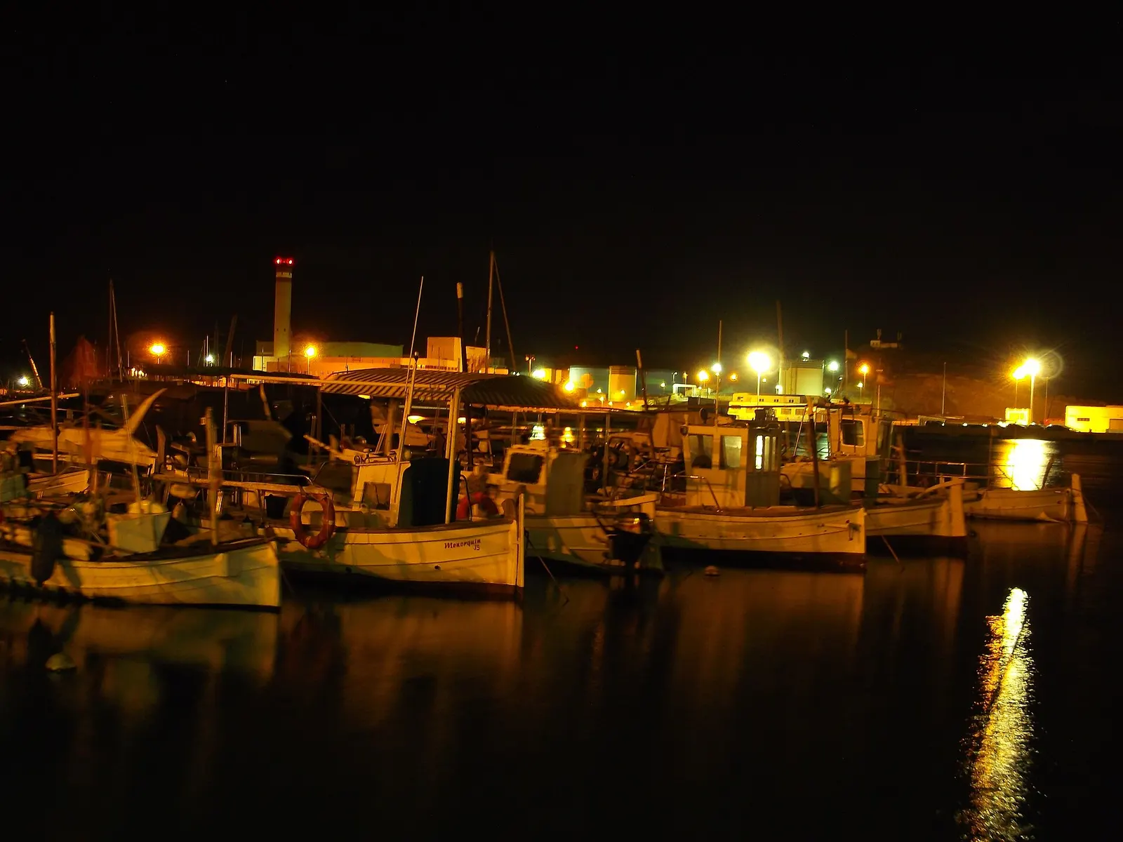 Barcas de pesca amarradas de noche en el puerto de Maó