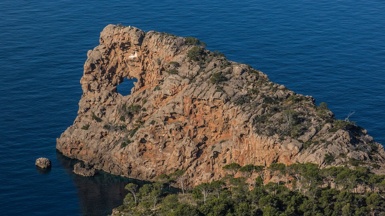 La península de Sa Foradada, con el gran agujero abierto en la roca sobre el mar