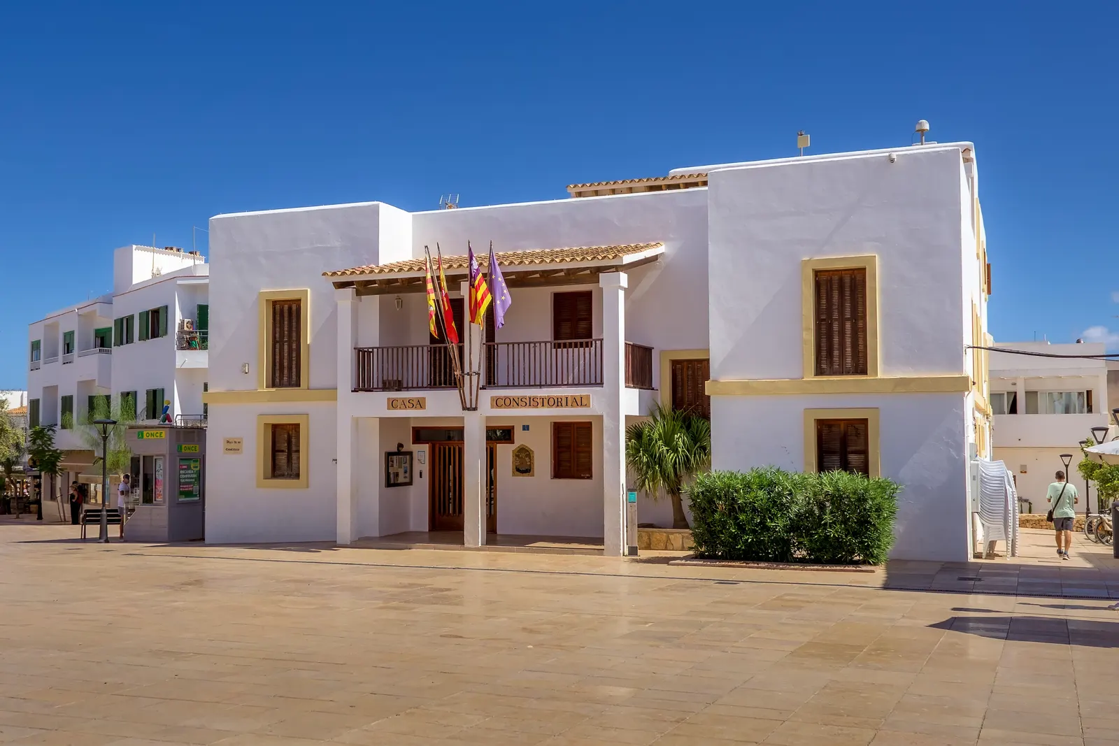 La casa consistorial de Sant Francesc Xavier y la plaza, corazón de la capital de Formentera