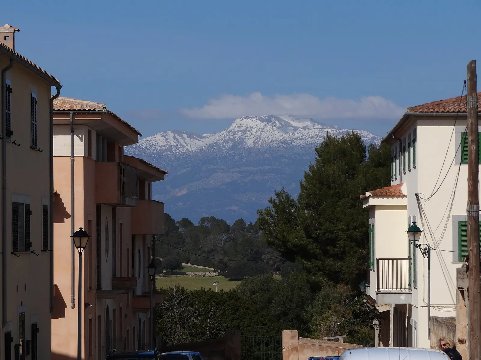 Una calle de Sineu con sus casas de piedra y la Serra al fondo
