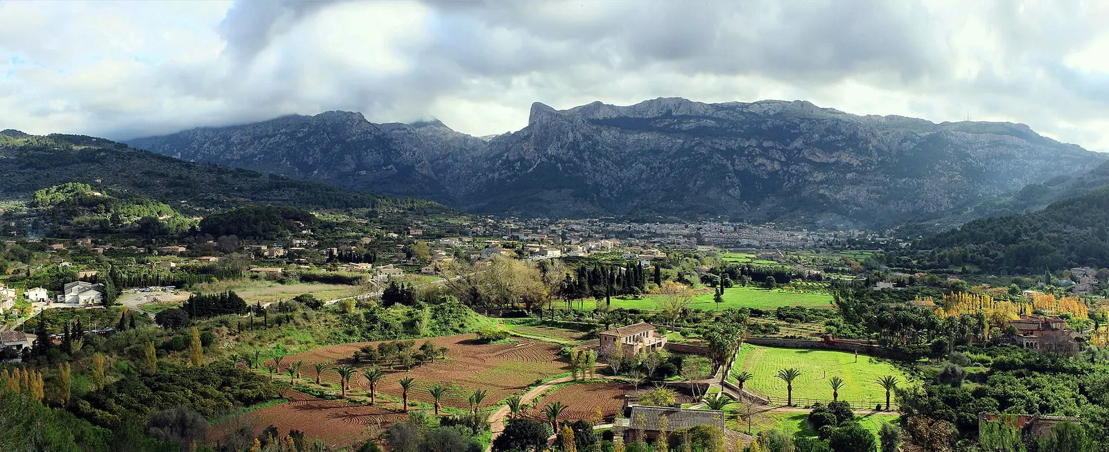 Panorámica del valle de Sóller, con el pueblo y la montaña de l'Ofre al fondo