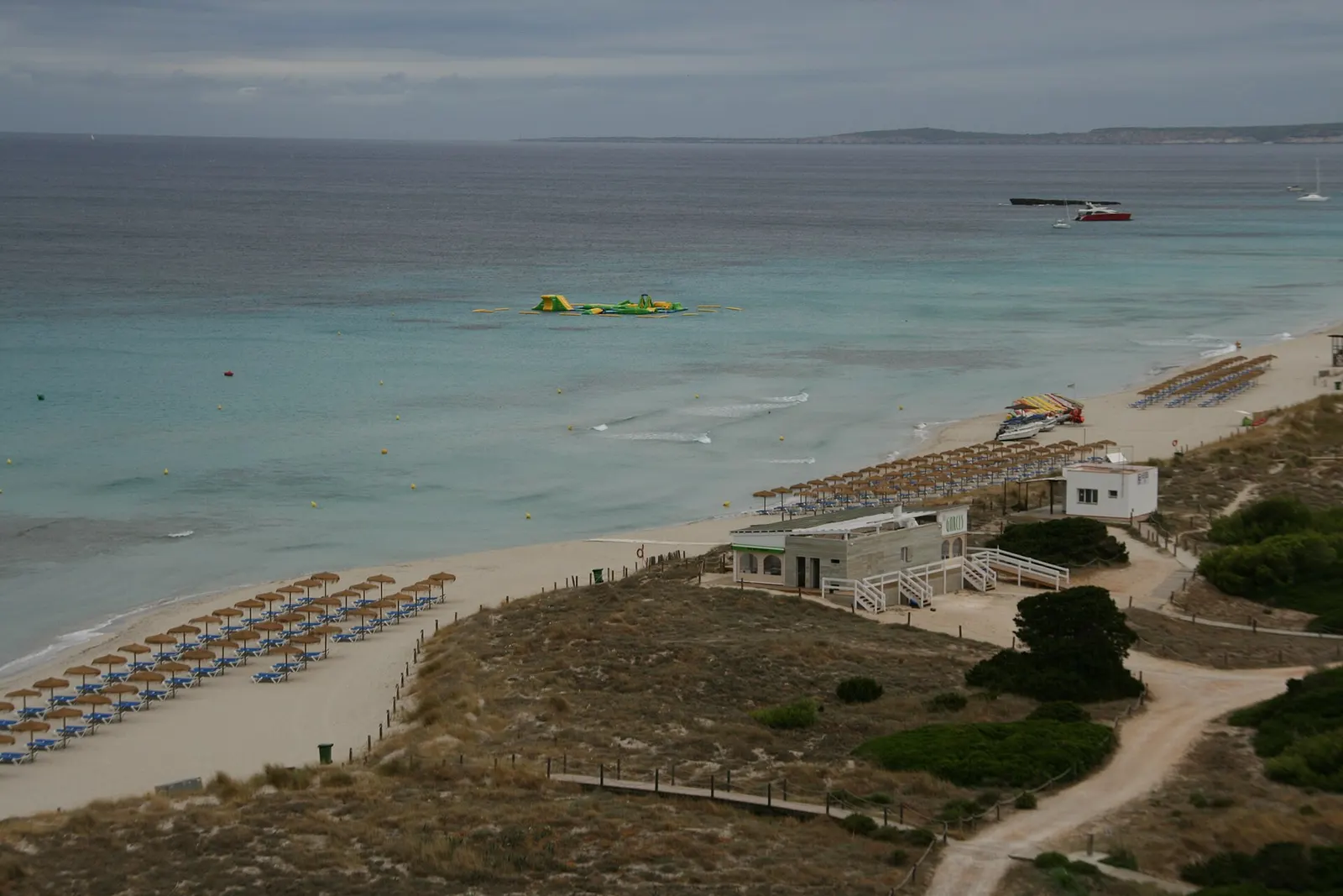 Las hamacas y las sombrillas de paja de la playa de Son Bou