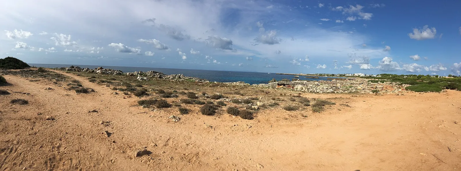 La costa junto a Son Xoriguer, con el camino de tierra siguiendo el borde del mar