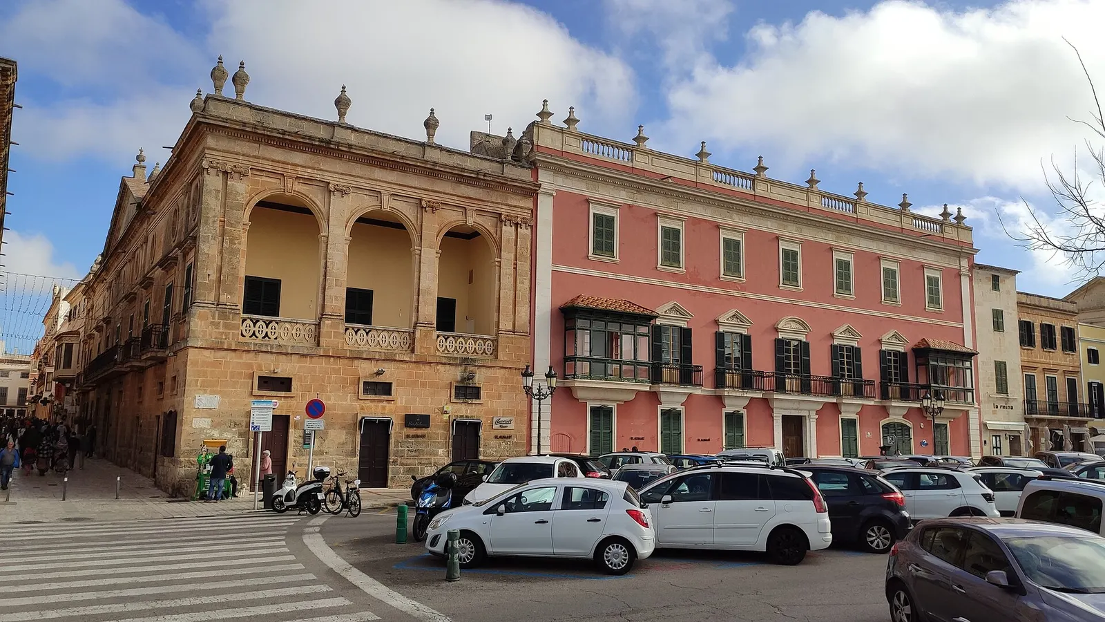 Los palacios de la Plaça des Born de Ciutadella, en el casco antiguo