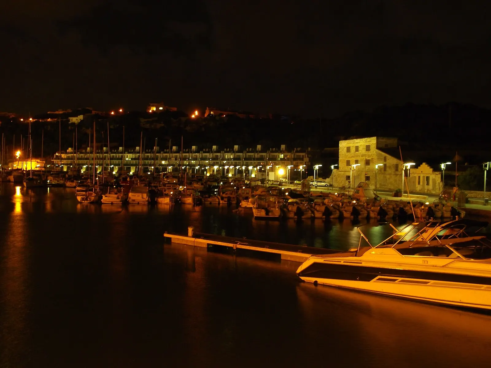 La marina del puerto de Maó de noche, con las embarcaciones amarradas