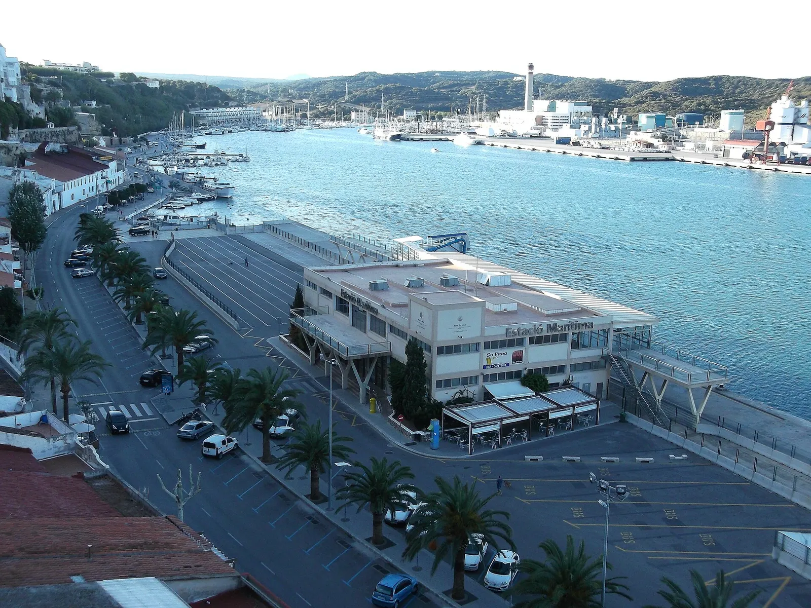 La Estació Marítima del puerto de Maó y el paseo de palmeras