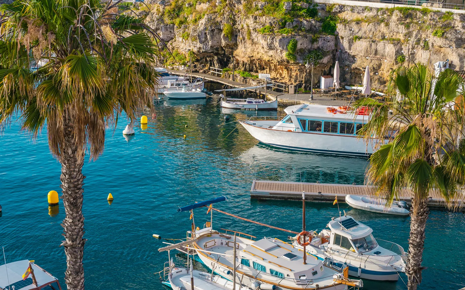 El puerto de Maó, capital que los británicos eligieron en el siglo XVIII, con su frente marítimo.