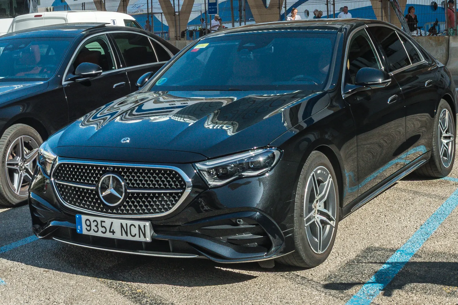 Mercedes Clase E de Menorca Bus en el muelle de cruceros de Maó, con un Clase S detrás.