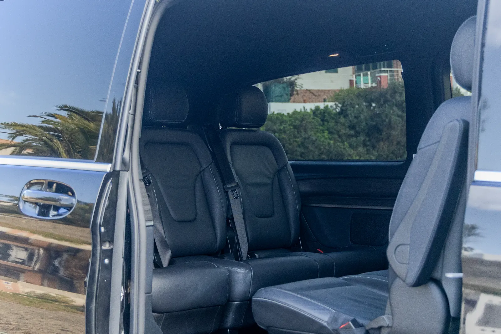 Habitáculo trasero en piel de un Mercedes Clase V de Menorca Bus, con asientos amplios.