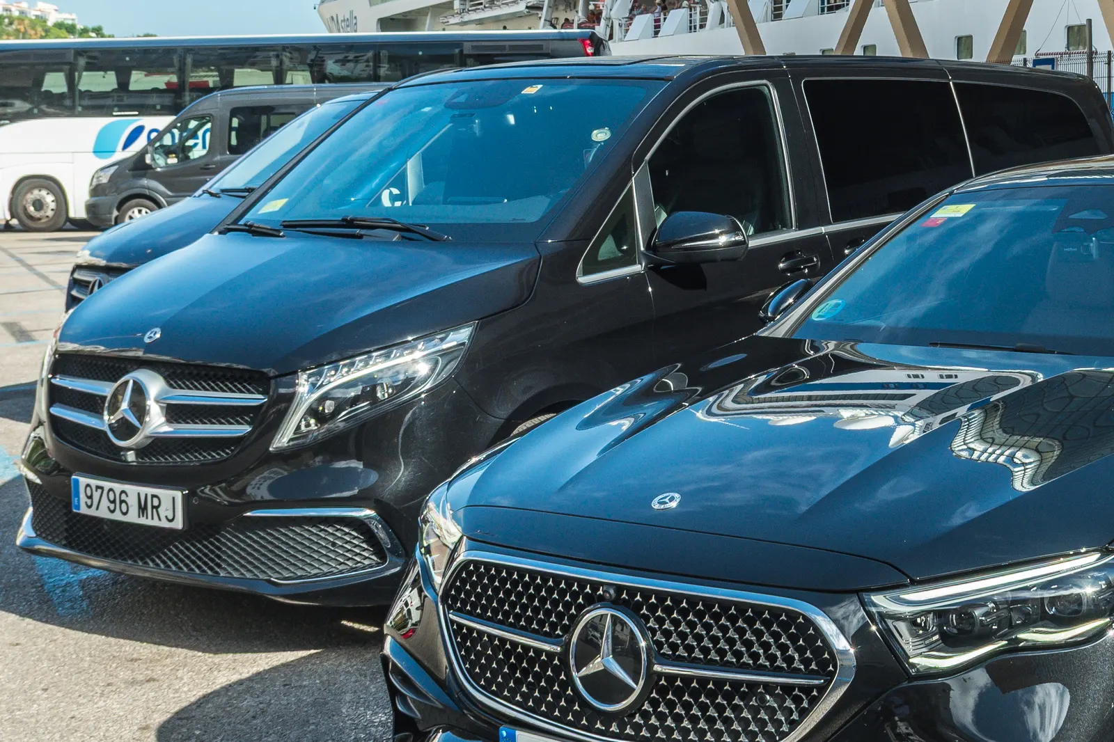 Mercedes Clase V de Menorca Bus esperando en el muelle del puerto de Maó.