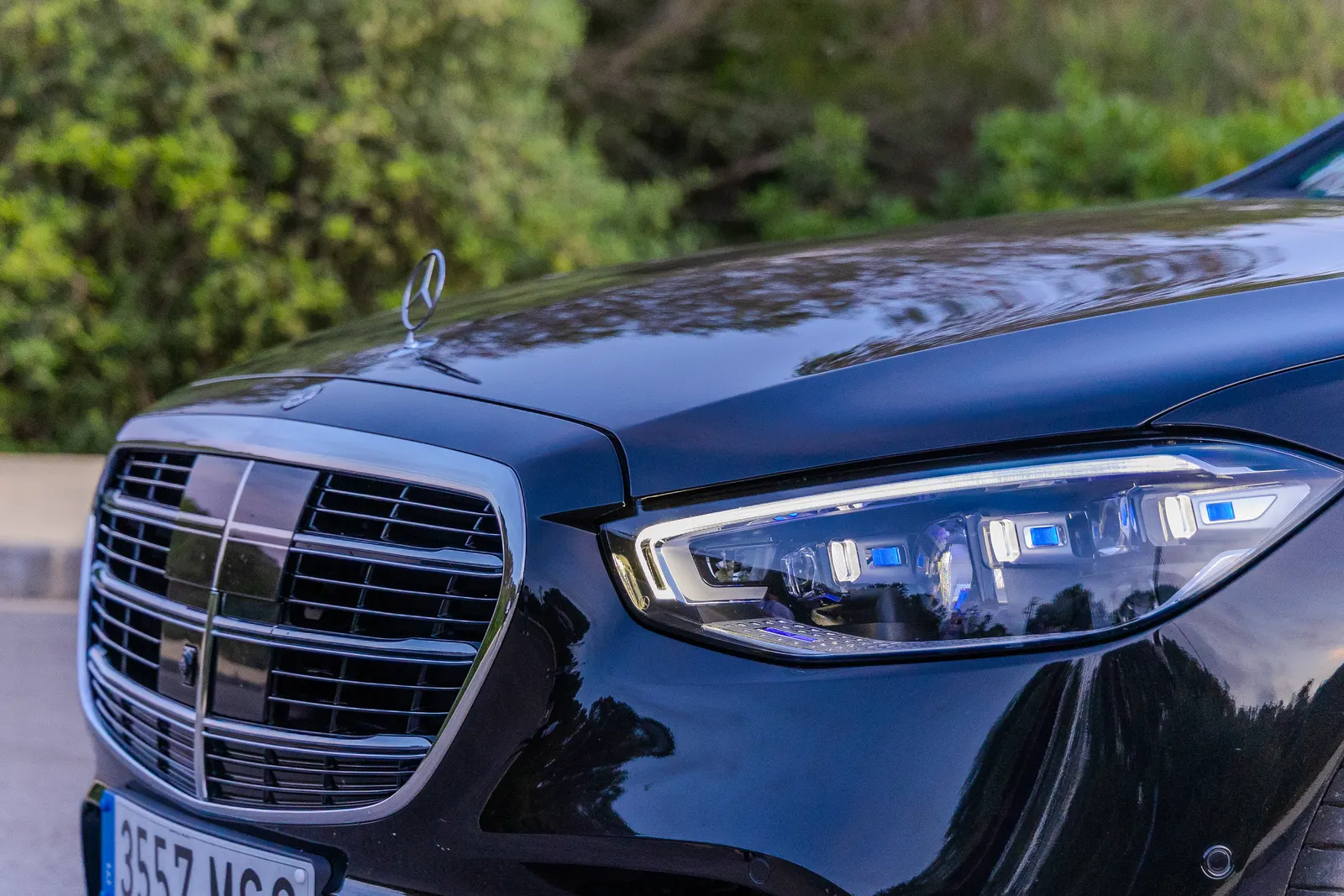Frontal del Mercedes Clase S con los faros LED encendidos al anochecer.