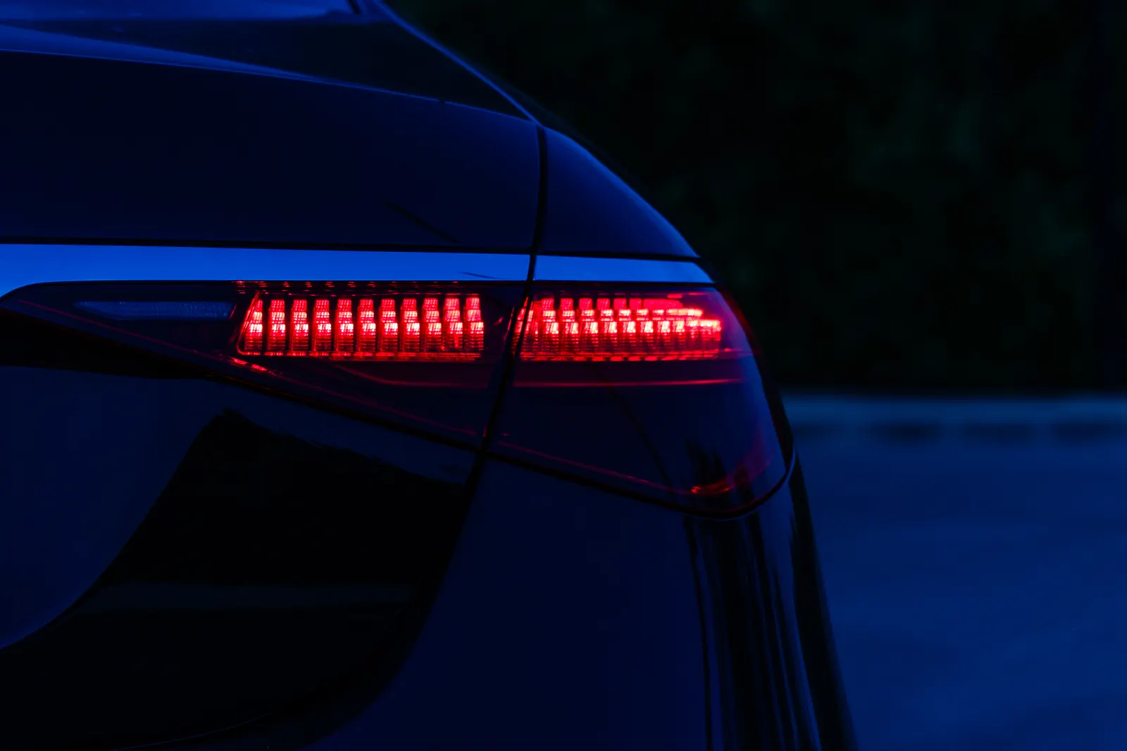 Piloto trasero LED del Mercedes Clase S encendido en la oscuridad de la noche.