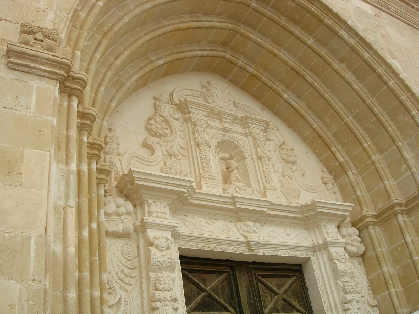 La portada barroca de la iglesia de Santa Eulàlia de Alaior, tallada en piedra clara bajo un gran arco