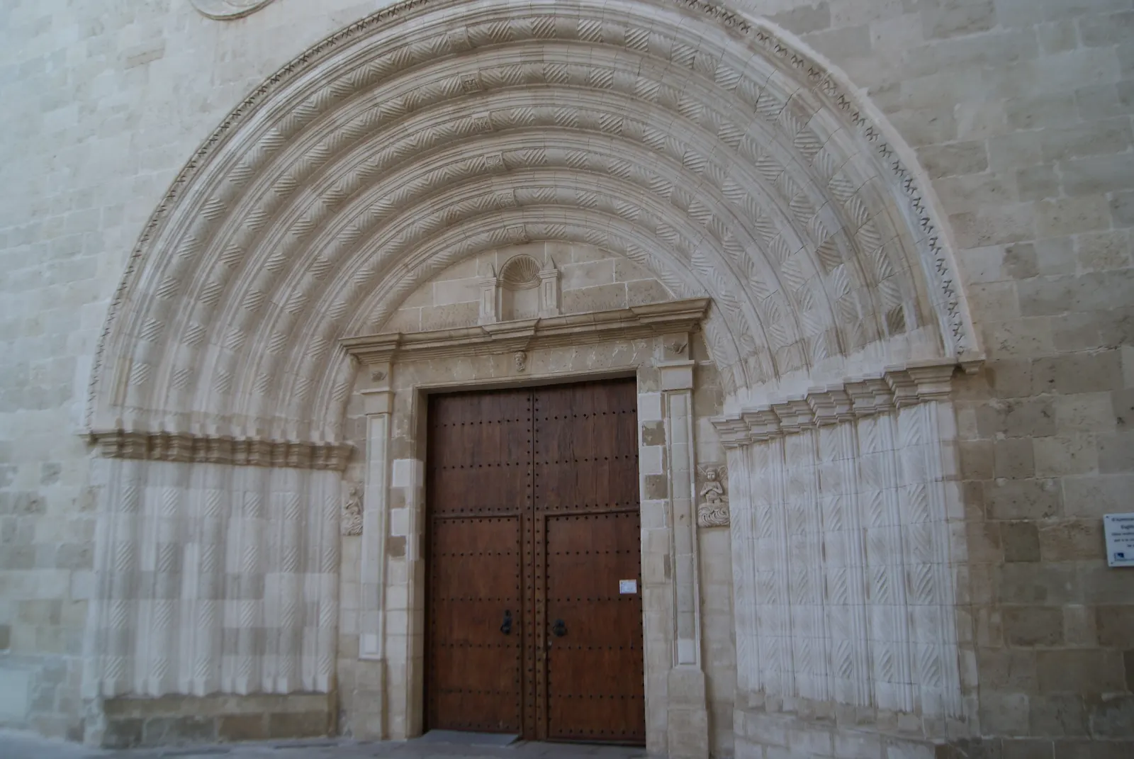 El portal de piedra de la iglesia de Sant Francesc, en el centro histórico de Maó.