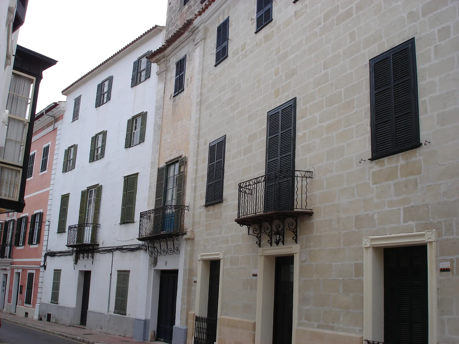 Fachadas de piedra con balcones de hierro forjado en el Carrer Isabel II, en el centro histórico de Maó.