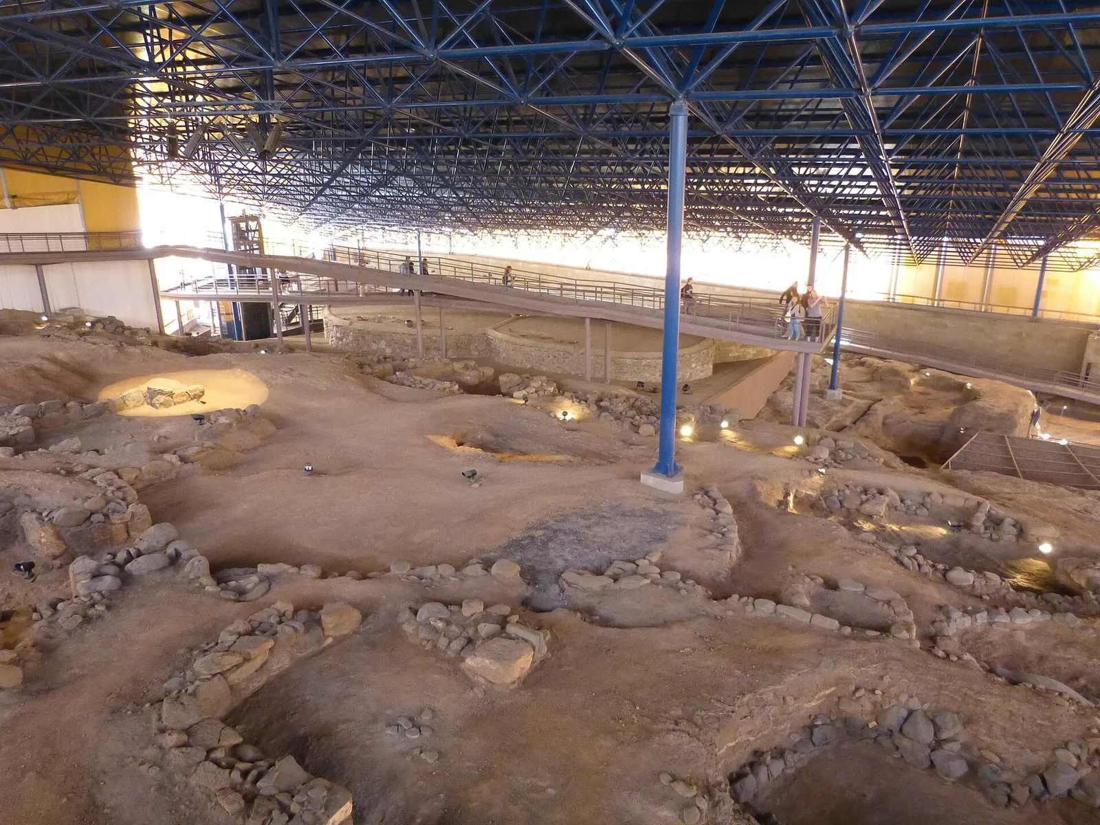 El poblado prehispánico excavado de la Cueva Pintada, con muros de piedra de las casas bajo la gran cubierta del museo.