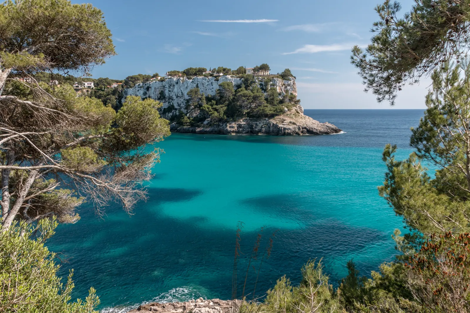 Las aguas turquesa de Cala Galdana, enmarcadas por los pinos de la costa, en el sur de Menorca.