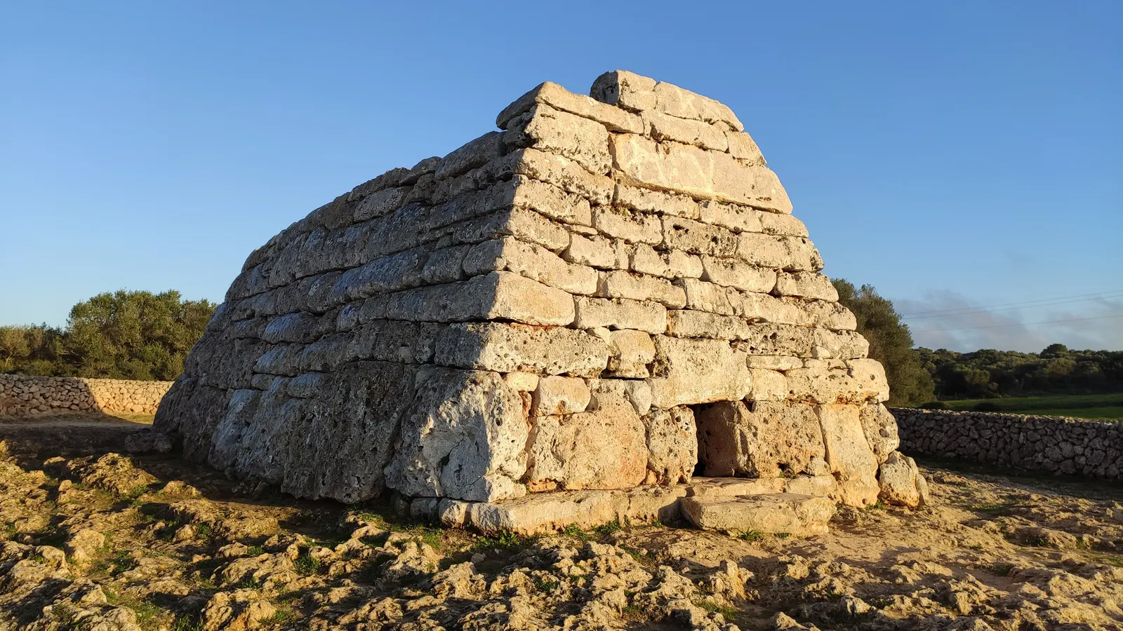 La Naveta des Tudons, el monumento funerario prehistórico en piedra seca con forma de nave invertida.