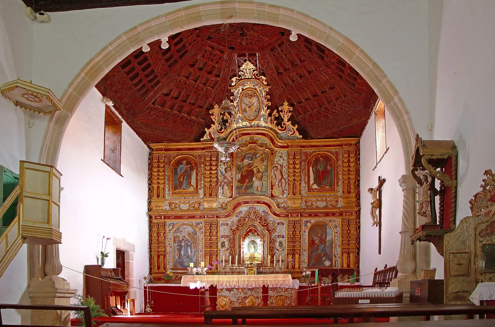 Das weiß gekalkte Innere der Kirche der Virgen de la Peña in Vega de Río Palmas mit vergoldetem Altarretabel und Holzdecke.