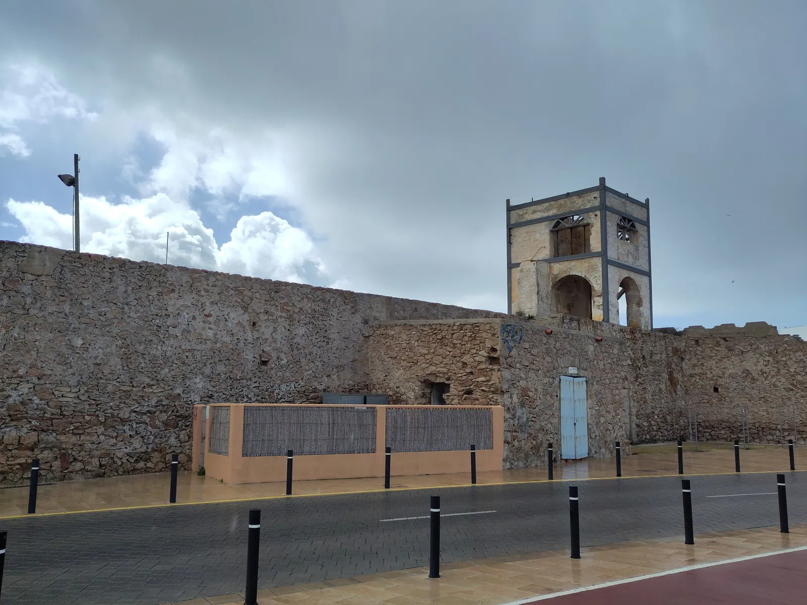 La torre de Es Guafe, junto al puerto de la Savina, en un día gris y tranquilo de temporada baja.