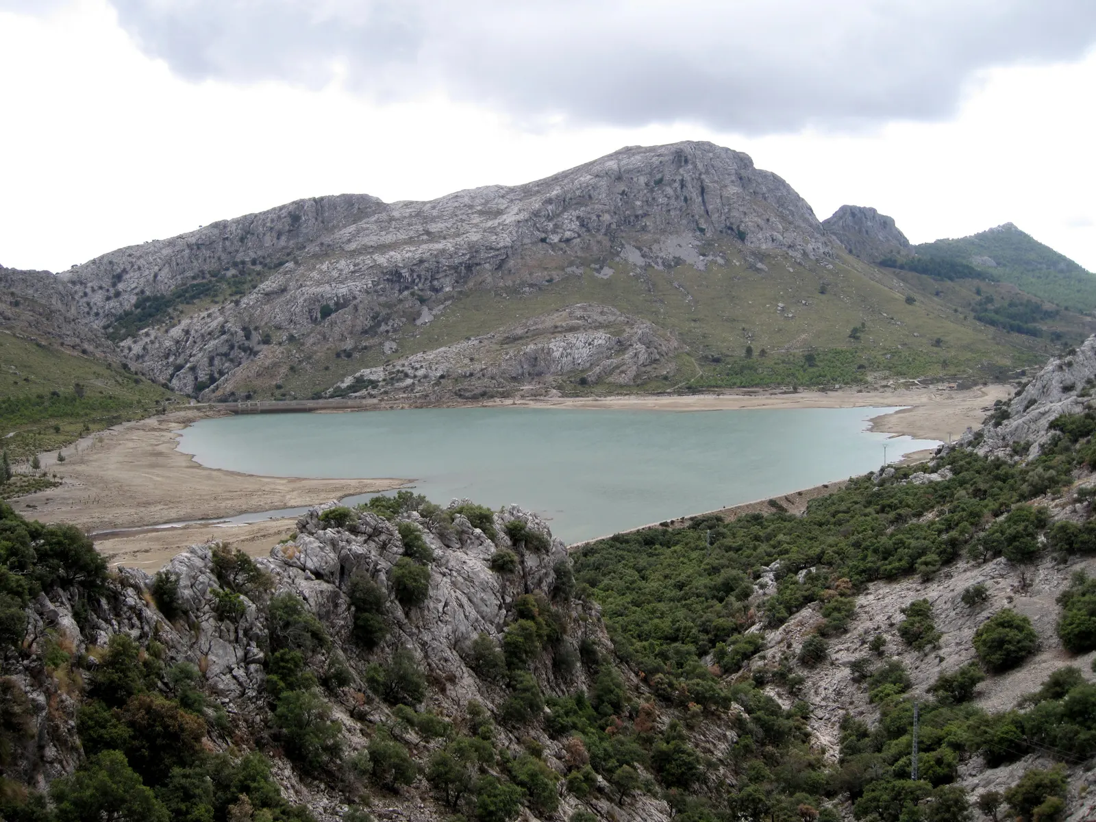 L'invaso di Cúber, un lago di montagna circondato da vette calcaree nella Serra de Tramuntana (Maiorca).